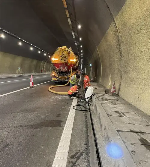 清河门隧道排水渠清淤